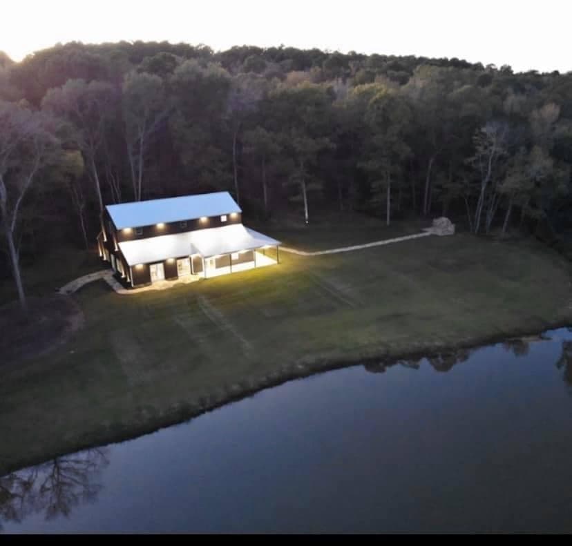 An aerial view of the event building and grounds at Kalico Creek