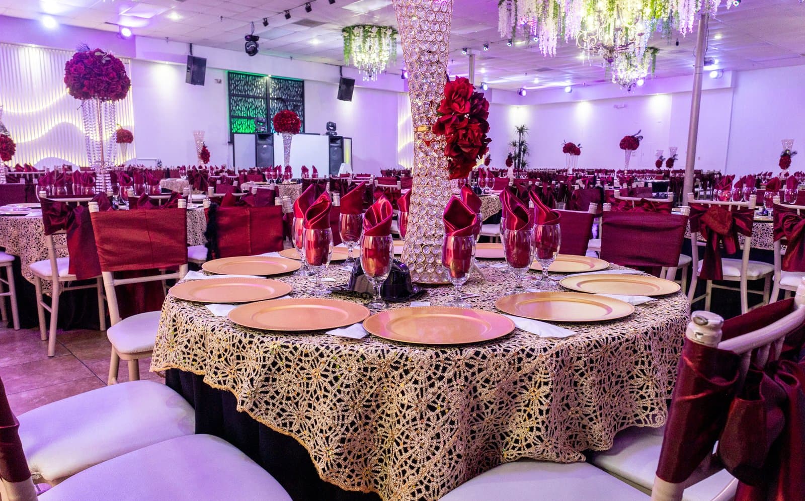 A banquet hall set with red table decor at Virreyes Events